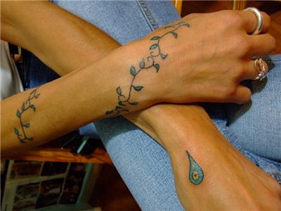 sarmasik-yapraklar-ve-nazar-boncugu-dovmesi---ivy-and-amulet-evil-eye-tattoo